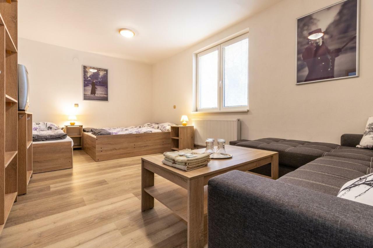 Restaurace Penzion Pod Sumarnikem Tvarozna Lhota Exteriör bild