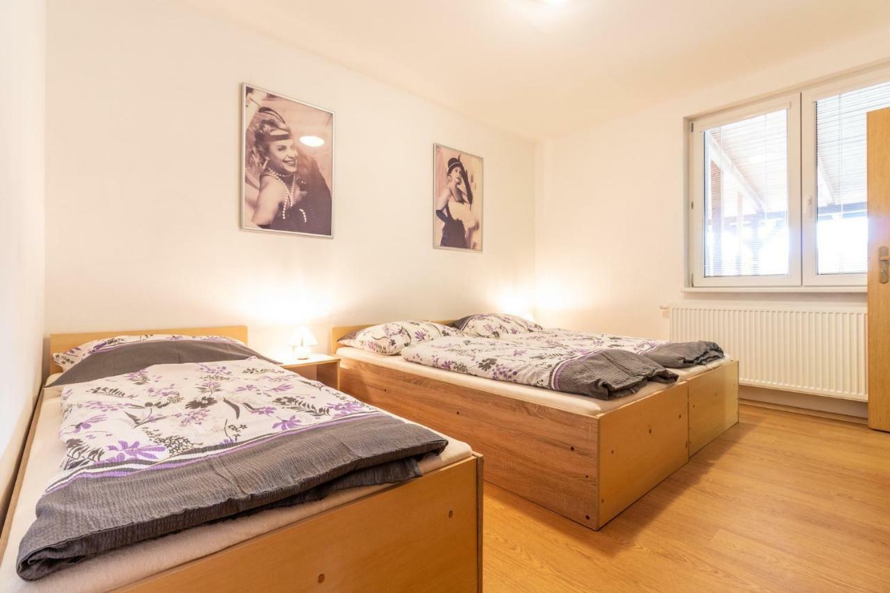 Restaurace Penzion Pod Sumarnikem Tvarozna Lhota Exteriör bild