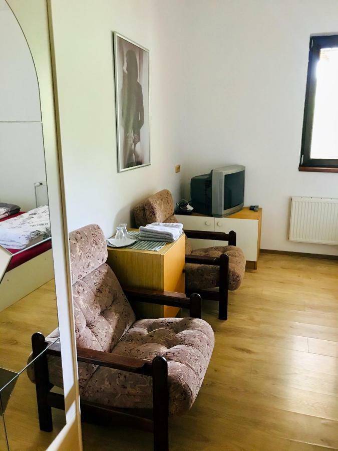 Restaurace Penzion Pod Sumarnikem Tvarozna Lhota Exteriör bild