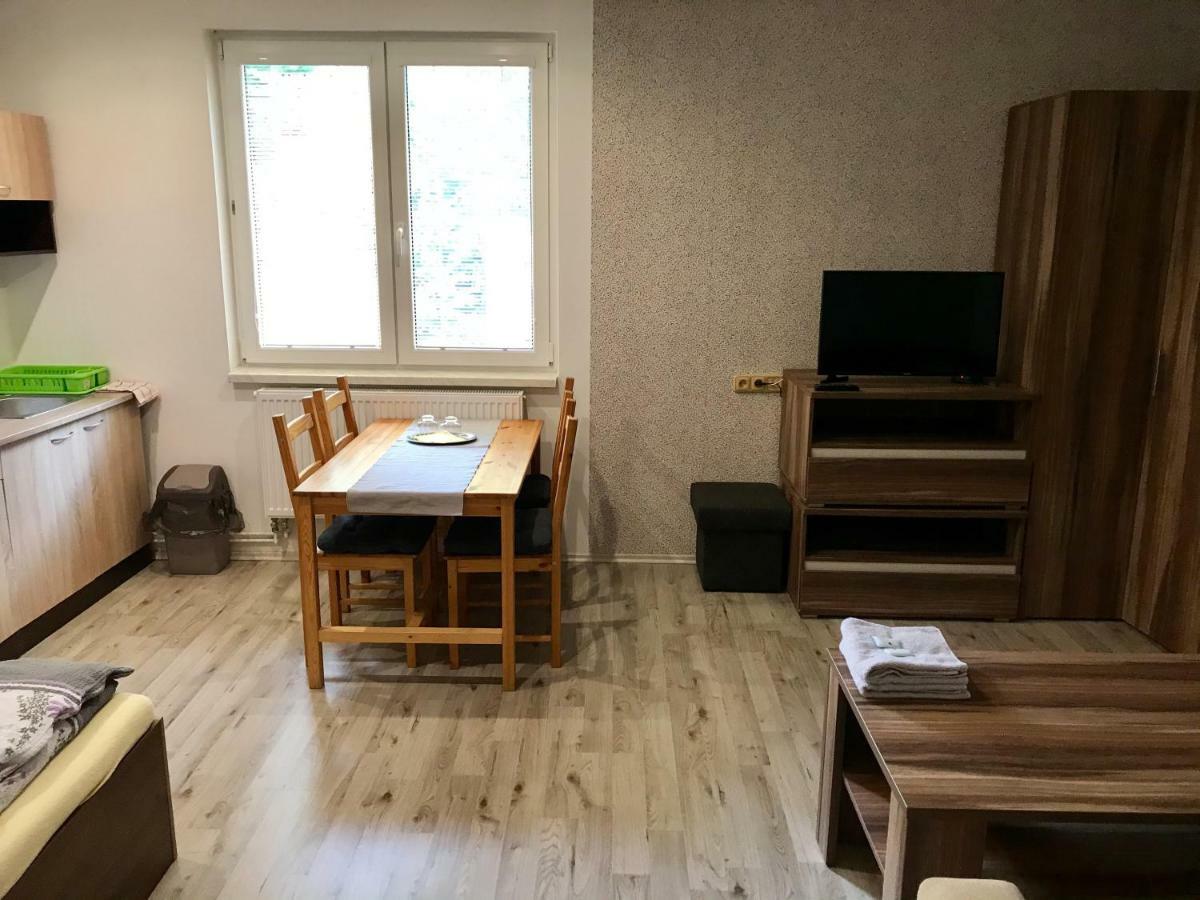 Restaurace Penzion Pod Sumarnikem Tvarozna Lhota Exteriör bild